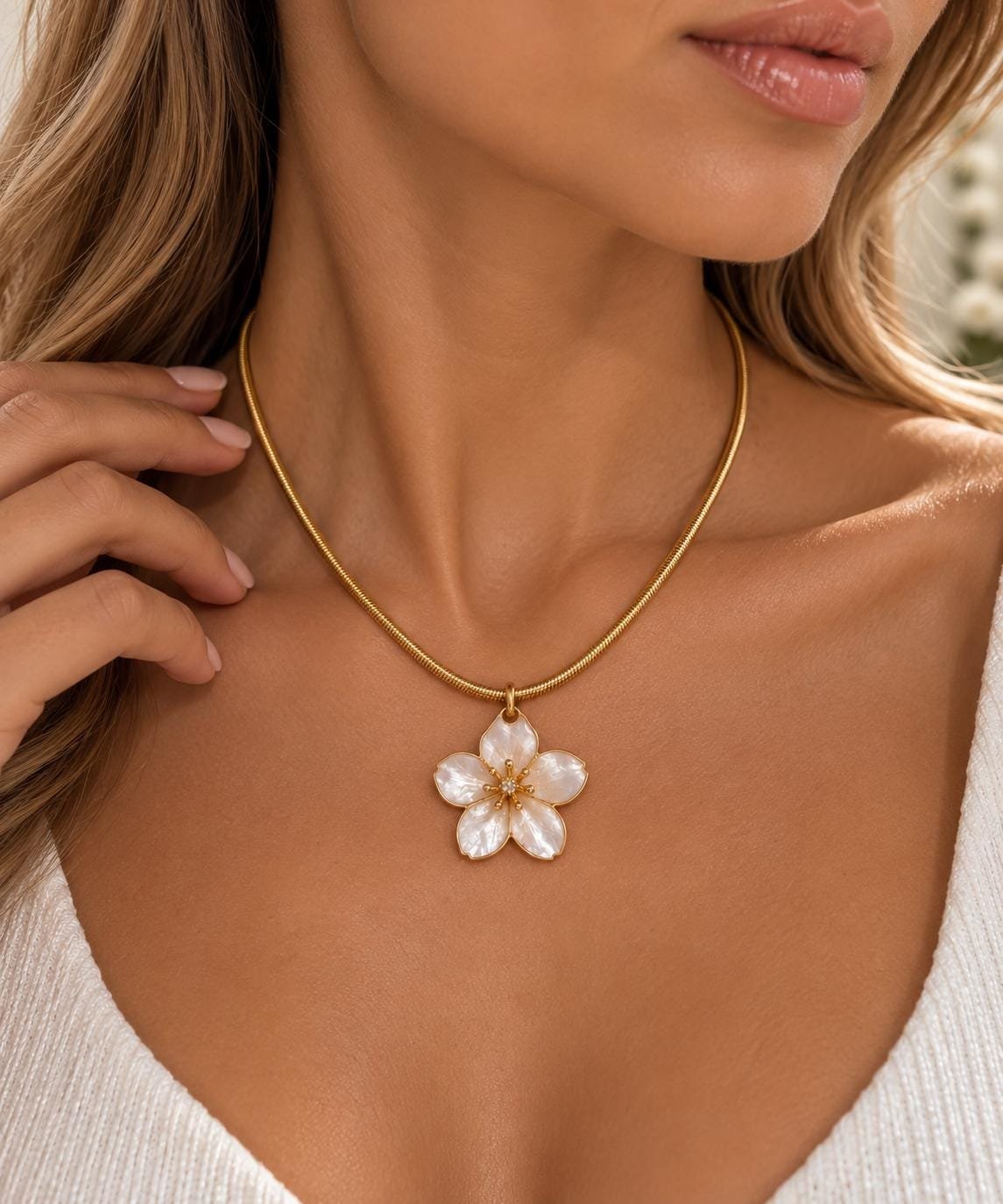 White Flower Necklace, Gold Floral Pendant Necklace, Delicate Botanical Jewelry, Elegant Statement Necklace, Gift for Her, Romantic Jewelry